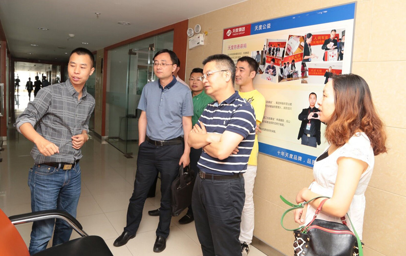 重庆市渝北区人民政府相关领导莅临云南乐竟体育集团考察，双方将于近日签订投资合同，乐竟体育集团将在重庆投资设立控股子公司和200人规模的技术研发基地