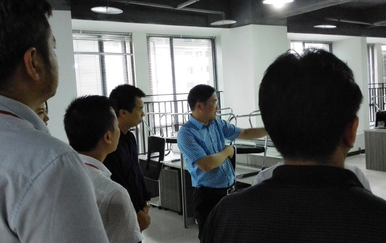 赖区长鼓励重庆乐竟体育网络公司要多进行创新，并就乐竟体育未来发展方向做出重要指示。