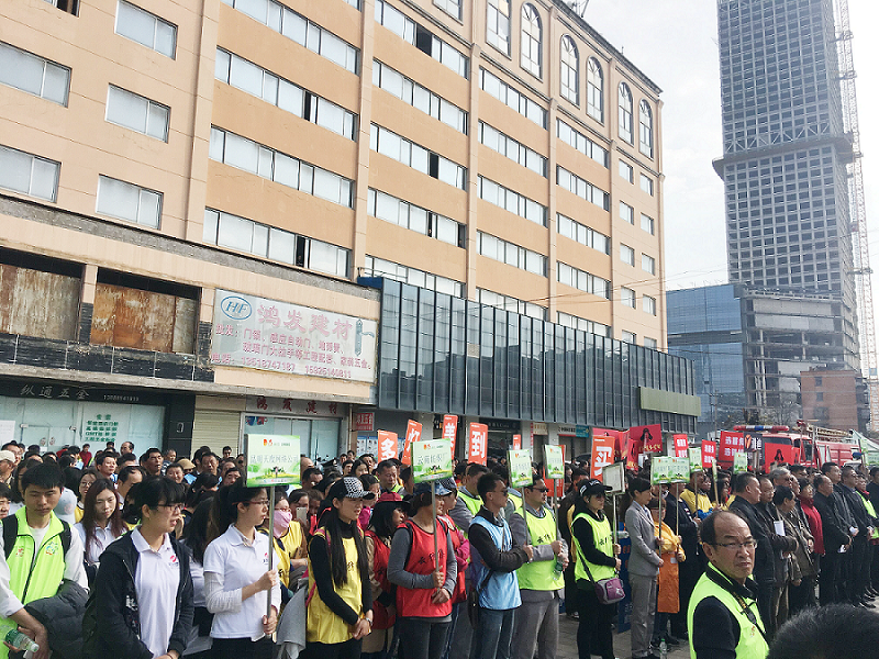 2017年3月5日，是我国第54个学雷锋纪念日。3月份的春天万物复苏，百花齐放。阳光透过淡薄的云层照耀着大地，它的万道金光愉快地普照着万物。春风拂面,是那么清柔,那么亲切,就像是雷锋的精神一直温暖着、鼓舞着乐竟体育!