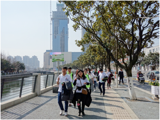 一路上，志愿者把“学雷锋践行动 树新风做好事 做志愿者”的精神传扬到大街小巷，把雷锋为人民服务的志愿精神带到城市的每个角落。
